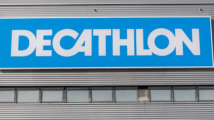 Decathlon a été fondé en 1975 par Michel Leclercq, aujourd'hui âgé de 85 ans et cousin du fondateur d'Auchan Gérard Mulliez. Le conseil d'administration de l'enseigne a déjà été présidé par un de ses fils, Mathieu, jusqu'en 2018 et la prise de fonctions de M. Derville.