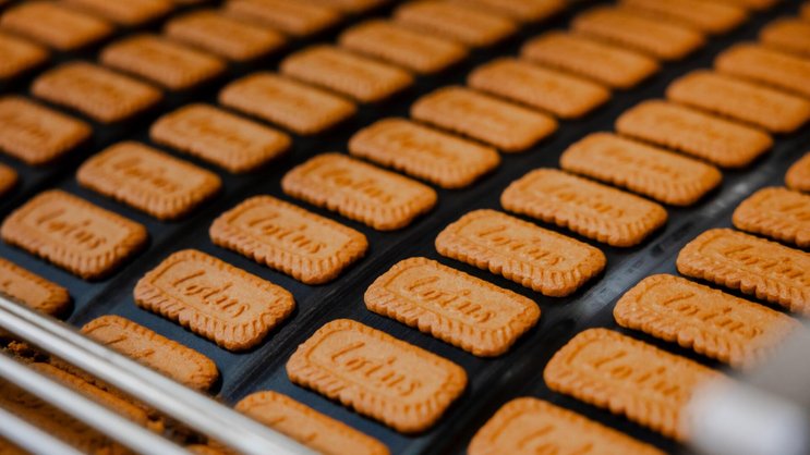 Les biscuits belges Lotus en production. Malgré un rendement du dividende modeste de 0,6%, l'entreprise jouit du statut d'«aristocrate du dividende» (Dividend Aristocrat), distinction décernée aux sociétés ayant rehaussé leur coupon de manière ininterrompue depuis 25 ans.