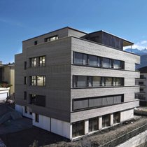 Le projet Sakura, achevé en 2020 à Sion, est un condensé d’innovations. Avec 53 500 kWh/a au total, l’immeuble assure une autoproduction de 71%.