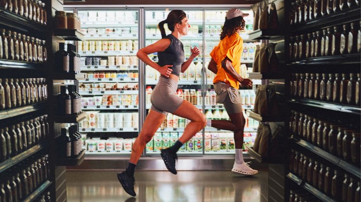 Dans cette campagne publicitaire de On, deux femmes courent dans le supermarché de luxe Erewhon.