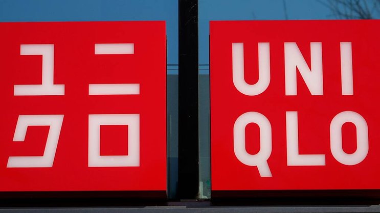 Le champion nippon de l'habillement Fast Retailing, qui détient notamment la marque Uniqlo, a vu son bénéfice net bondir de 19,2% sur un an à 233,5 milliards de yens au 1er semestre 2024-25 (archives).