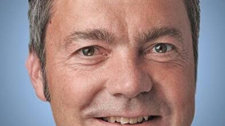 Le conseil d’administration du groupe Helsana a nommé Roman Sonderegger en tant que nouveau CEO. Il remplace dans cette fonction Daniel H. Schmutz qui a mené l’entreprise avec succès pendant dix ans. Roman Sonderegger est membre de la direction d’entreprise d’Helsana depuis trois ans et demi et a dirigé jusqu’à présent le domaine finances et technique actuarielle. Il dispose de nombreuses années d’expérience dans différents secteurs des assurances. Il a notamment été CEO et CFO par intérim chez Assura et responsable adjoint des prestations dans le groupe CSS. Alors qu’il travaillait chez PWC, il était responsable du domaine de l’assurance-maladie et il a exercé en tant qu’auditeur et enquêteur de la Finma.