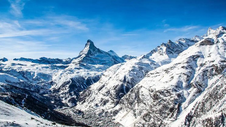 Les pistes offrent toujours des vues fascinantes, comme ici sur le Cervin et le village.