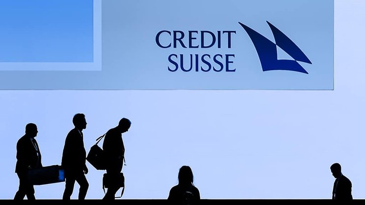 Les spécialistes de Fitch ont estimé que l'acquisition de CS par UBS, facilitée par le gouvernement, a permis d'éviter un "défaut de paiement incontrôlé d'une banque d'importance systémique mondiale et une crise du secteur bancaire suisse" (archives).