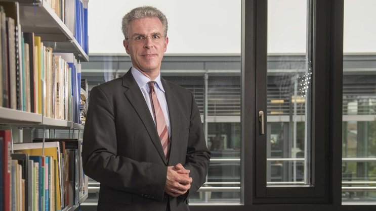 Sergio Rossi estime que la Suisse suit une trajectoire similaire à celle des Etats-Unis il y a trente ans, lorsque la modération salariale s’installait, jusqu’à la crise des subprimes en 2007.