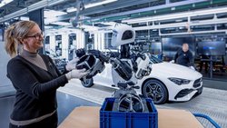Outre les facteurs stratégiques, l’économie vit des changements structurels avec l’IA et la robotisation. Comme ici avec l’humanoïde Apollo. Mercedes-Benz mène actuellement des tests dans ses usines de montage. Les robots secondent les ouvriers pour porter et déplacer du matériel.