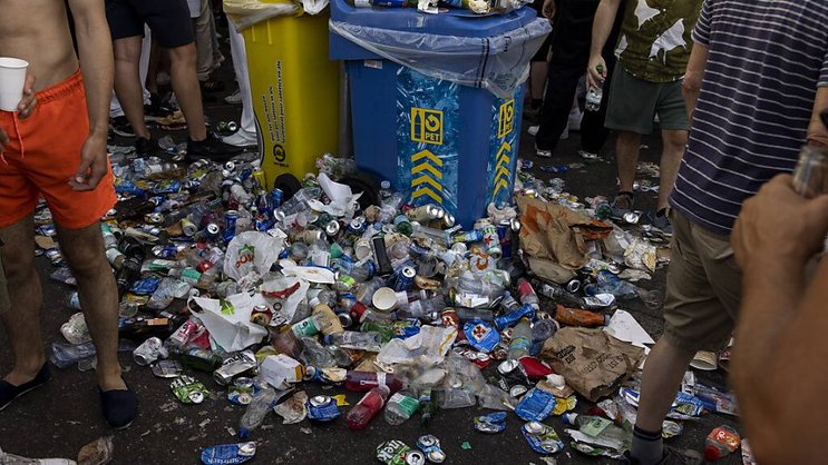 Les participants à la Street Parade ont laissé des tonnes de déchets derrière eux samedi à Zurich.