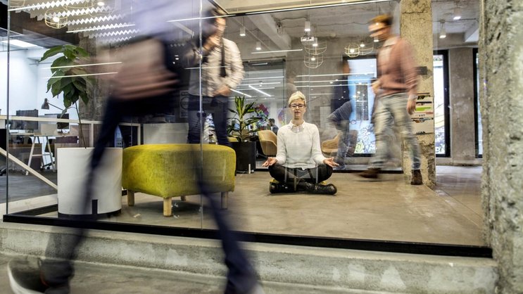 Pourquoi ne pas essayer le yoga ? Les entreprises devraient s’efforcer d’offrir à leurs employés un environnement stimulant et motivant.