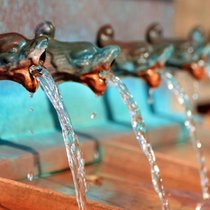 Comme les gargouilles historiques de cette fontaine, les entreprises distribuent généreusement des dividendes.