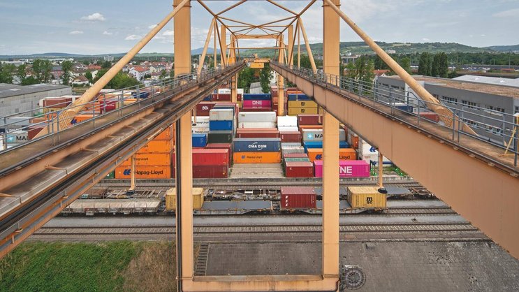 La Confédération prélève des droits de douane sur plus de 6000 produits importés. Photo: des containers de marchandises qui arrivent à Bâle.