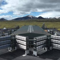 Climeworks développe de grandes installations qui aspirent le CO₂ présent dans l'air.