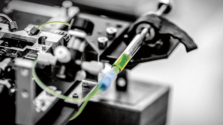 Preciflex a poussé comme un cristal autour d’une matrice et cette matrice est une technologie utilisant la microfluidique mise au point par un ingénieur en physique nucléaire, Lucien Vouillamoz.