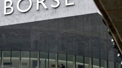 A la Bourse suisse, l'indice vedette SMI crevait le plafond, signant à 15h35 un plus haut historique à 13'567,40 points. Le SLI avançait lui de 0,92% à 2160,61 points, tandis que le SPI prenait 1,29% à 18'664,81 points.