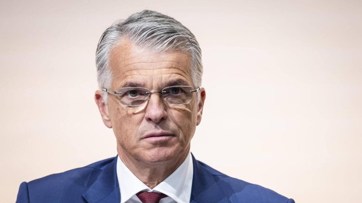 En août 2023, le patron d'UBS  Sergio Ermotti a annoncé qu'il y aurait 3000 licenciements en Suisse dans le cadre de l'intégration du CS.