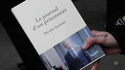 L'ancien président français Nicolas Sarkozy a dédicacé son livre "Journal d'un prisonnier" mercredi à Paris.