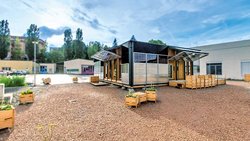 Chaque détail du prototype de cette maison de quartier solaire, baptisée NeighborHub, est conçu dans le but d’encourager les pratiques écologiques.