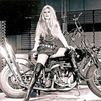 Brigitte Bardot en 1968, muse érotique de Serge Gainsbourg, fait figure de femme libéreé avec sa chanson «Harley Davidson».