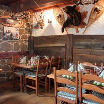 Niché à 1350 mètres sur les hauts de Fully (VS), le restaurant est ouvert de mai à mi-novembre. Il sert une cuisine issue du terroir valaisan, que la clientèle peut découvrir en terrasse ou en salle. Afin de maintenir un service de qualité, les plats de chasse ne sont proposés qu’à l’intérieur, ce qui limite la capacité et crée malheureusement, chaque nouvelle saison, de nombreux déçus.