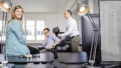 Le fondateur David Gugelmann (à dr.), expert reconnu dans la détection de cybercriminalité économique, avec la COO Carola Hug et le CMO Gregor Erismann.