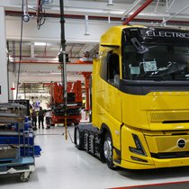 Volvo Group a vu son bénéfice net chuter à 34,7 milliards de couronnes (3,02 milliards de francs) l'an dernier, contre 50,6 milliards en 2024 (archives).