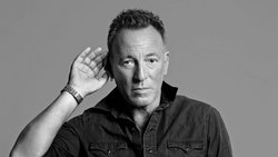 Bruce Springsteen est ambassadeur depuis 2018 de la fondation Hear the World Foundation, créée par Sonova. Le chanteur américain a été photographié par le musicien Bryan Adams. Selon l’OMS, 466 millions de personnes souffrent d’un déficit auditif.