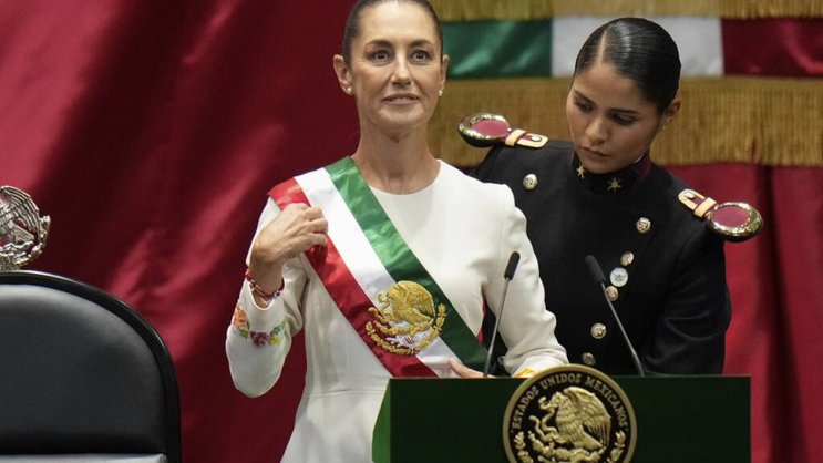 Claudia Sheinbaum a ceint l'écharpe présidentielle et salué ses invités, dont le président du Brésil Luiz Inacio Lula da Silva et la Première dame des Etats-Unis Jill Biden.