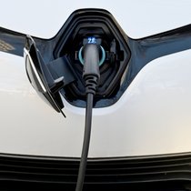 La marque au losange, qui a abandonné en 2024 la production de son petit modèle électrique phare Zoe, prend désormais seules les commandes de la co-entreprise Flexis.