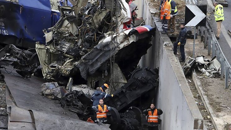 Des passagers ont décrit des scènes d'horreur et de chaos, sous une pluie de verre brisé et de débris au moment où le train se renversait.