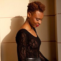 Sylvie Makela dirige Tribus Urbaines, des salons de coiffure spécialisés dans les cheveux texturés (boulés, frisés, crépus, afro) qu’elle a cofondée en 2017 et dont elle est actionnaire majoritaire. «En tant que femme noire, tu as parfaitement intégré que ta coupe afro ne passe pas dans le milieu professionnel. Alors tu défrises tes cheveux. Libérer ma chevelure a été le premier pas vers une libération plus globale», dit-elle.