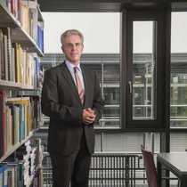 Sergio Rossi estime que la Suisse suit une trajectoire similaire à celle des Etats-Unis il y a trente ans, lorsque la modération salariale s’installait, jusqu’à la crise des subprimes en 2007.