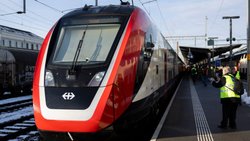 Le trafic voyageurs international reste un défi. Certains trains arrivent avec des retards en Suisse, en particulier en provenance de l'Allemagne, ce qui a des répercussions sur la ponctualité ici. Afin d'y remédier, les CFF mettent notamment en service des trains de remplacement du côté suisse.