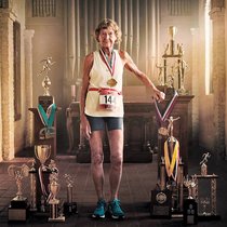 Nike a diffusé des spots sur Madonna Buder, la femme la plus âgée – 79 ans – à accomplir un triathlon en un temps record.