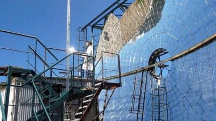 Avec ses 50 mètres de hauteur sur 60 de largeur et ses dizaines de miroirs, le four solaire de Mont-Louis  concentre 10 000 fois la puissance du soleil sur une cible de 1 mètre de diamètre et peut atteindre la température de 3300°C.