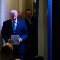 Après l'annonce d'une nouvelle taxe douanière faite vendredi par Donald Trump, les entreprises suisses ne savent pas sur quel pied danser.