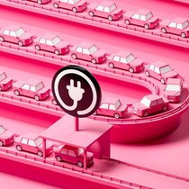 Selon les prévisions de Swiss eMobility, le parc de voitures de tourisme en Suisse devrait compter 50 à 60% de voitures électriques en 2030.