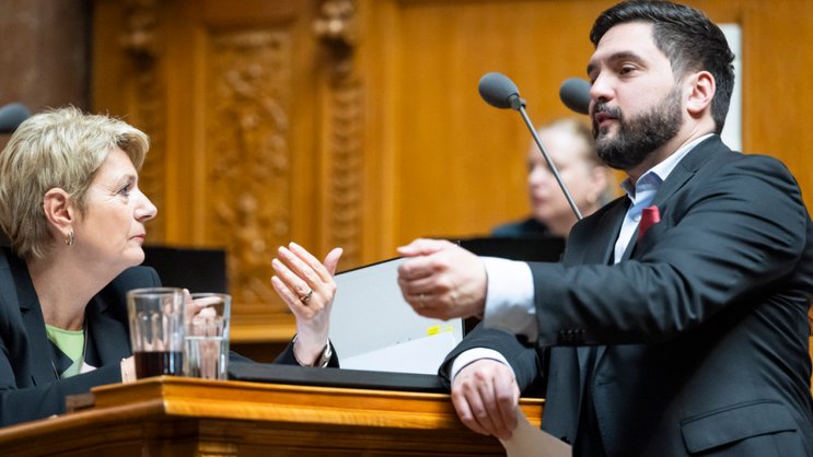 Les débats vont durer jusqu'à tard mercredi.