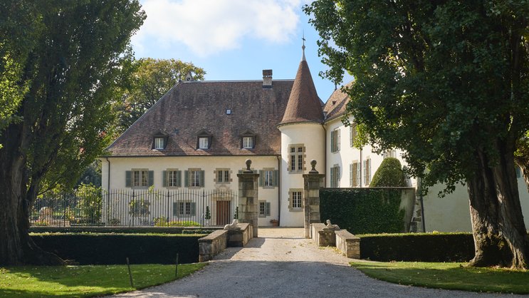 Avant de confier les clés à un nouvel acquéreur, ses trésors intérieurs (meubles, objets d'art, livres rares et montres d'exception) seront dispersés lors de deux prestigieuses ventes aux enchères menées par Genève Enchères et Christie's.