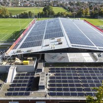 Les toits de ce complexe sportif à Wallisellen (ZH) sont recouverts de panneaux photovoltaïques, ce qui lui permet de tendre vers l’autosuffisance énergétique.