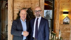 Didier Cuche et Marc Comina, cofondateur et actuel président de l’agence Kiiz, devant le domicile du skieur à Sonvilier (BE).