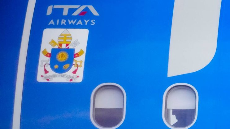 La compagnie nationale italienne est également le transporteur aérien officiel du pape, ici lors d'un visite au Portugal en 2023. (archive)