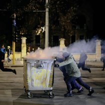 Des manifestants ont érigé lundi des barricades lors d'une manifestion contre le projet de budget 2026 du gouvernement bulgare, à Sofia.