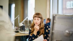 Les personnes qui perdent leur motivation, mais gardent leur travail de peur de ne pas en trouver un autre souffrent de «resenteeism».