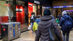 La guerre des prix et la pression de la concurrence continuent de peser sur le commerce de détail en Suisse. Ici, un magasin Aperto dans la gare CFF de Cornavin. (archive)