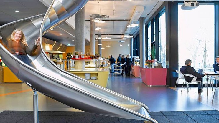 Les mirages du bonheur au travail sont renforcés par de la «cool attitude», qui agit comme autant de dérivatifs à la pénibilité du travail.