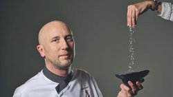 En 1996, Frédéric Suter a choisi de lâcher les platines de DJ techno hardcore pour commencer un apprentissage de cuisinier.