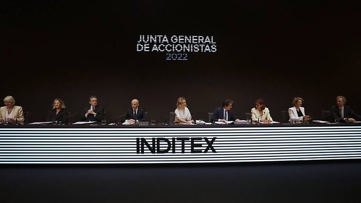 Le groupe espagnol, propriétaire de huit marques, dont Zara, Bershka et Massimo Dutti, a en effet vu ses coûts de fabrication et de transport grimper ces derniers mois, comme l'ensemble de ses concurrents, en raison des tensions sur les marchés internationaux. EPA/CABALAR