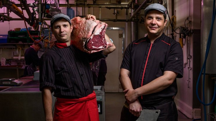 Frédéric (tablier rouge) et Grégory Perusset, les deux frères à la tête de la boucherie Perusset, font rayonner leur savoir-faire dans le Nord vaudois dans la joie, la bonne humeur et l’amour de la tradition.