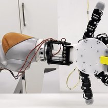 Cette main robotique détachable de l’EPFL peut dépasser les performances humaines. La Suisse ne pourra pas rivaliser sur les volumes avec les Etats-Unis et la Chine. Elle devra miser sur ses forces: robotique industrielle, santé, assistance aux personnes, automatisation de précision, collaboration homme-machine.