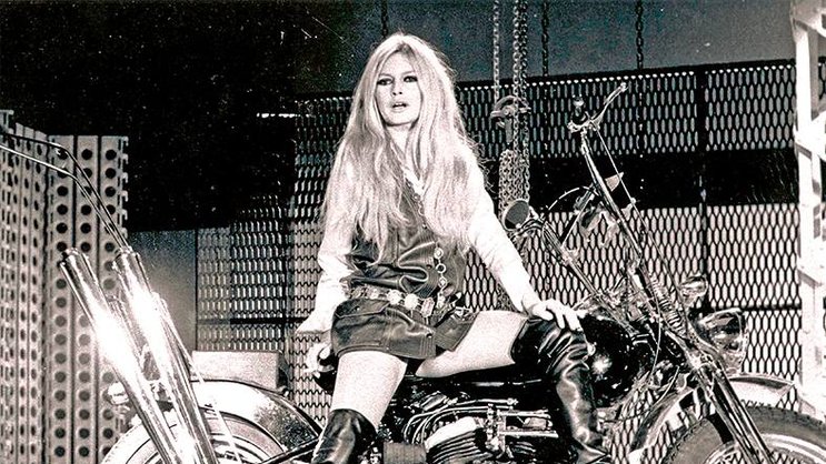 Brigitte Bardot en 1968, muse érotique de Serge Gainsbourg, fait figure de femme libéreé avec sa chanson «Harley Davidson».
