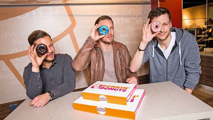 Trois étudiants alémaniques ont ouvert les premiers Dunkin’ Donuts en Suisse.